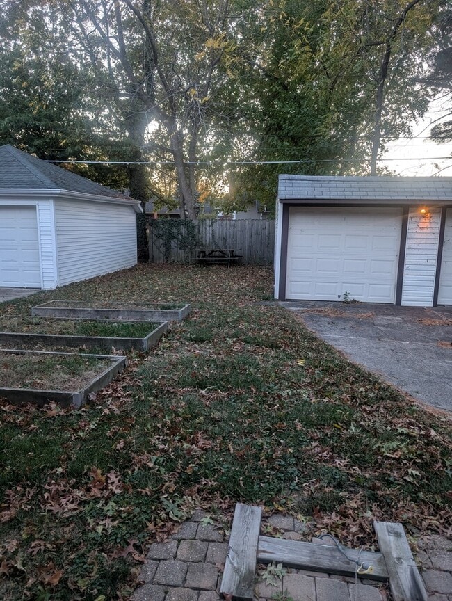 Building Photo - Single family home with access to Lake Eerie!