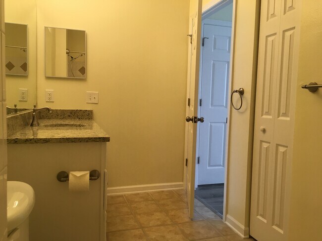 Building Photo - 12879 Madison Pointe Cir