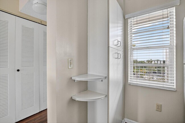 Building Photo - 2236 N Cypress Bend Dr