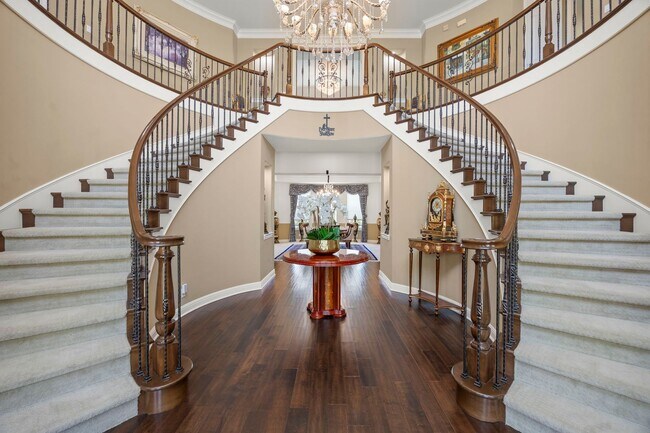 Building Photo - Exquisite Luxury Living in the Moorpark Country Club Estates