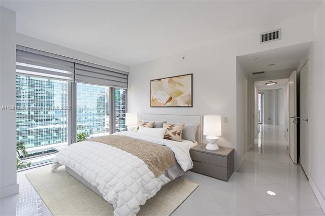 Building Photo - 1300 Brickell Bay Dr