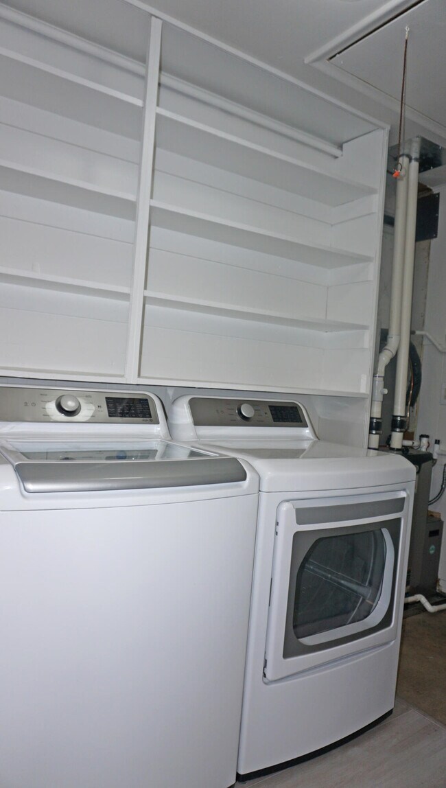 Building Photo - 2364 Pinecrest Ave