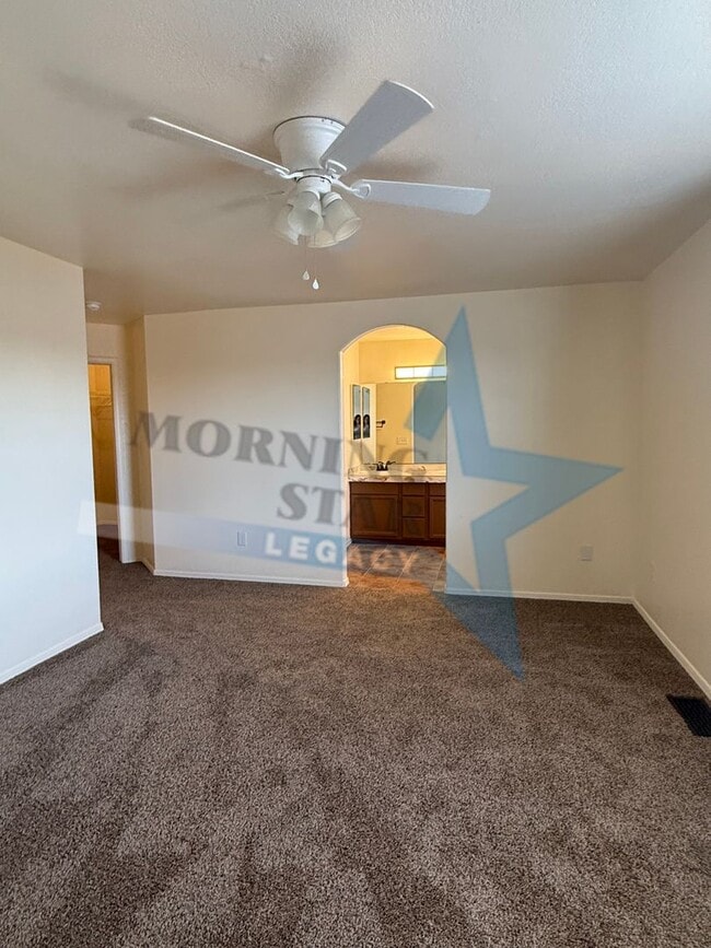 Building Photo - Inviting 3 bedroom 2.5 bath waiting to be ...