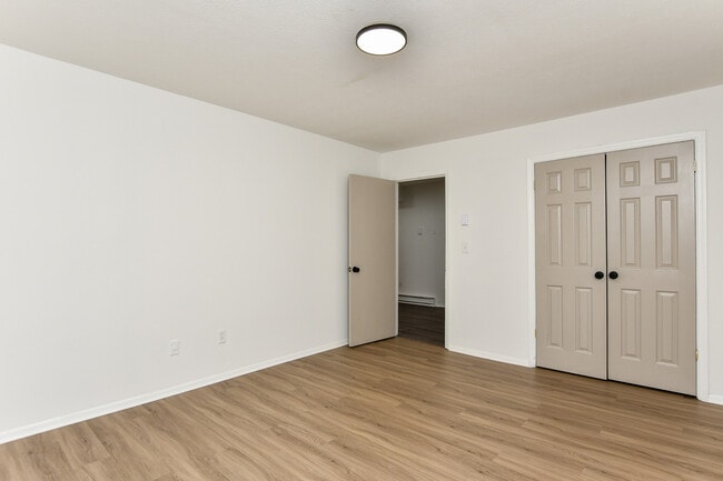 Building Photo - 409 Lily St