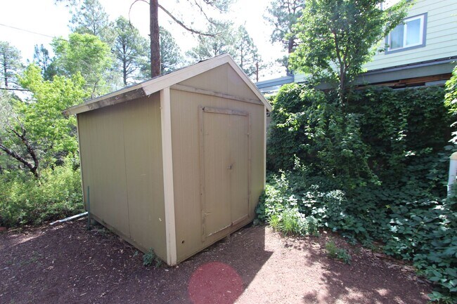 Building Photo - Spacious 3BR home Near NAU | New Carpet + Parking for 3 Vehicles