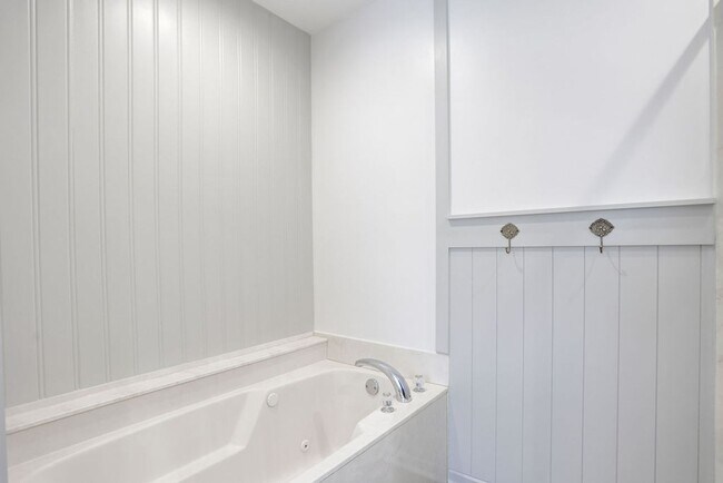 Building Photo - 3 bedroom 2.5 bath with bonus room in Lega...