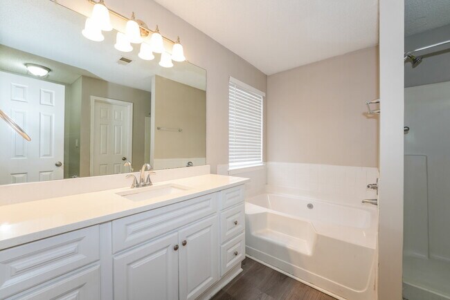 Building Photo - 871 Louisa Ln