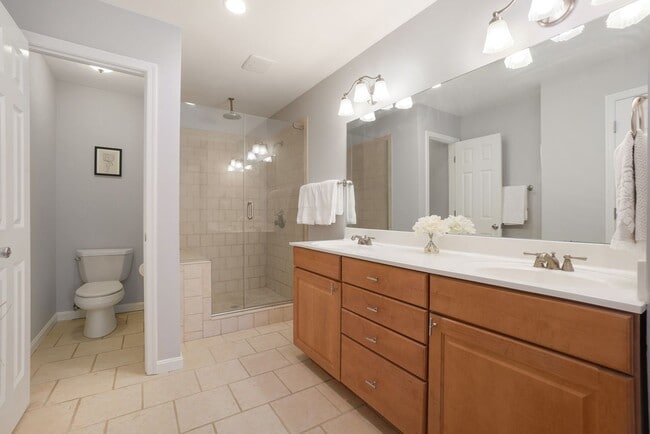 Building Photo - Gorgeous 2BR/3.5BTH Townhome in desirable Neighborhood of StoneyBrook in Rockville