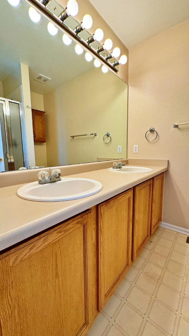 Building Photo - Fantastic Updated 3 Bed 3 Bath in Cherry Creek Schools Great Backyard 2 Car Garage