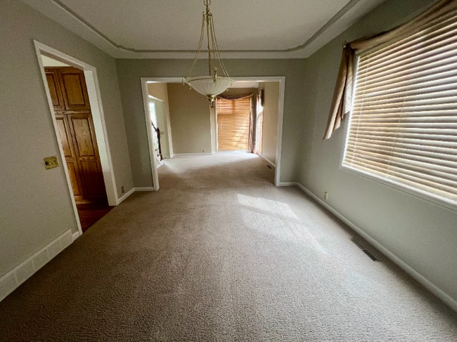 Building Photo - Spacious 4-Bed Retreat with Guest Suite & Fireplace