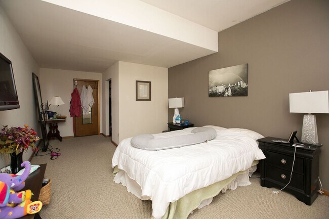 Building Photo - Charming Old City Apartments