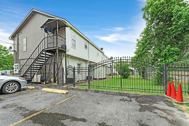 Primary Photo - 587 Florida Ave SE