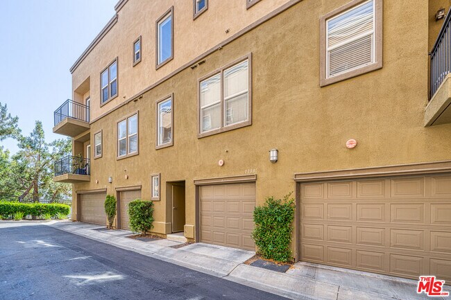 Building Photo - 1133 Jewett Dr