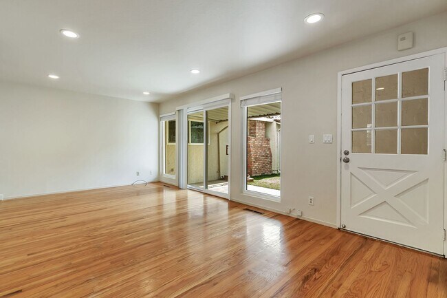 Building Photo - Great Updated Sunnyvale Home Near Tech Com...