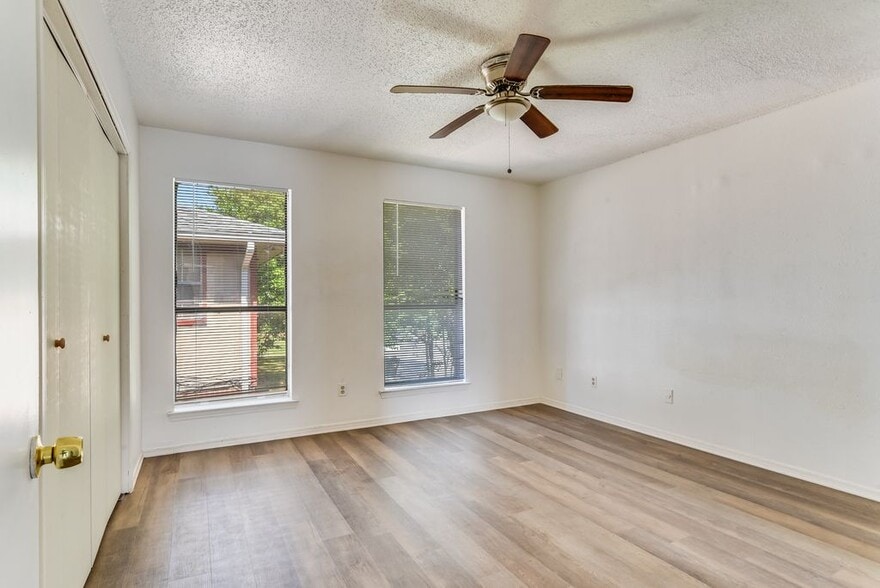 Building Photo - 10821 Roger Dr