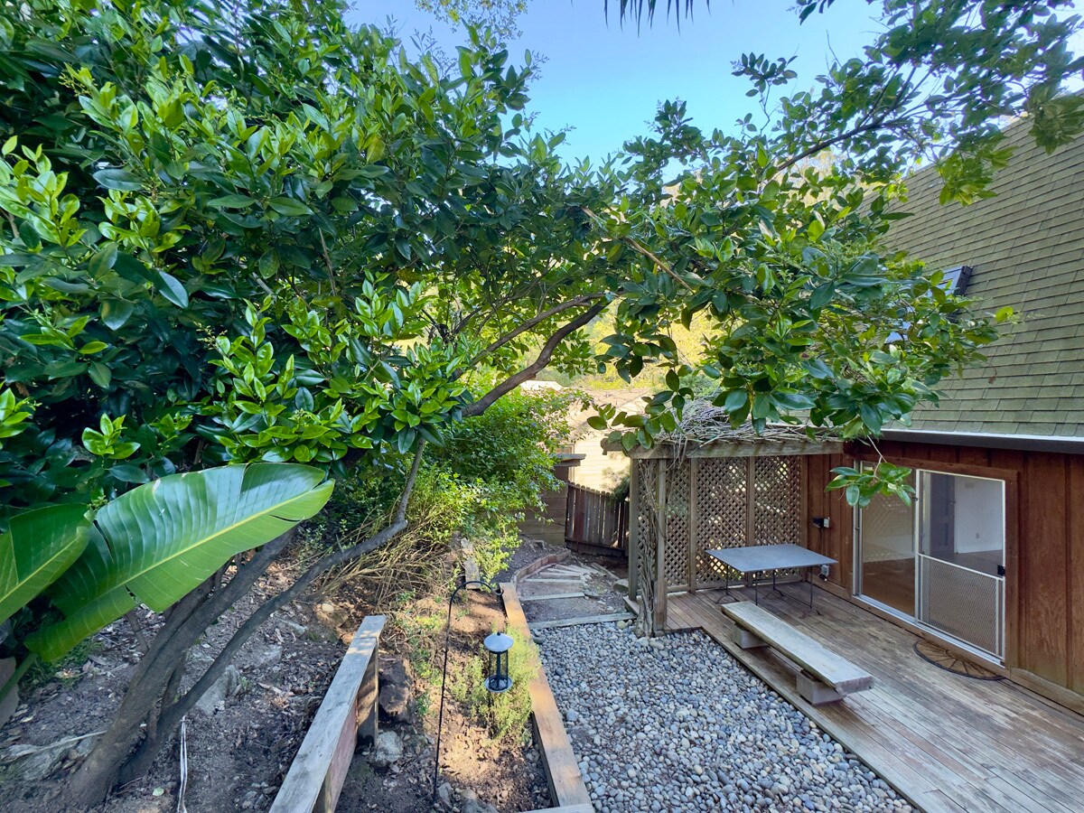 Building Photo - 6583 Valley View Rd