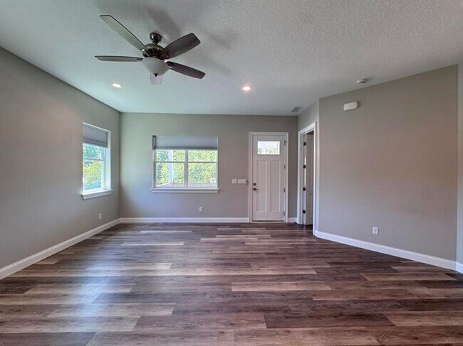 Building Photo - 4 Bedroom in Tomoka View