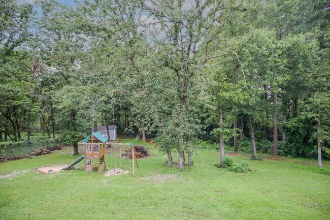 Building Photo - Charming 3 Bedroom, 2,5 Bath home with hug...