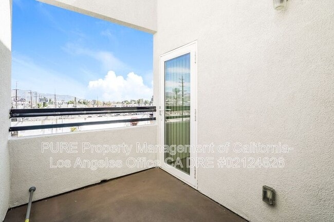 Building Photo - 11740 Vanowen St