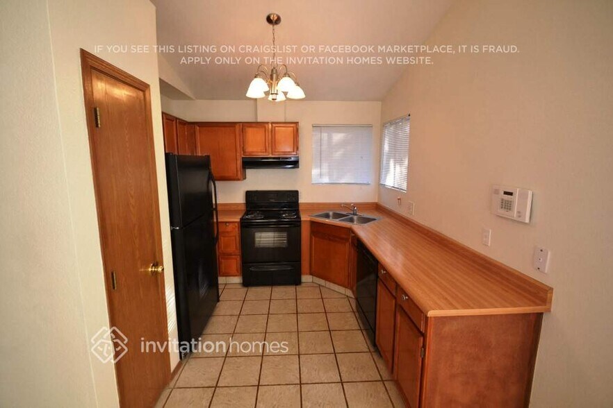 Building Photo - 921 S Val Vista Dr