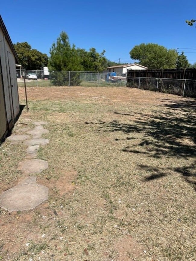 Building Photo - 2 Bedroom In Bridgeport on .36 of an acre-...