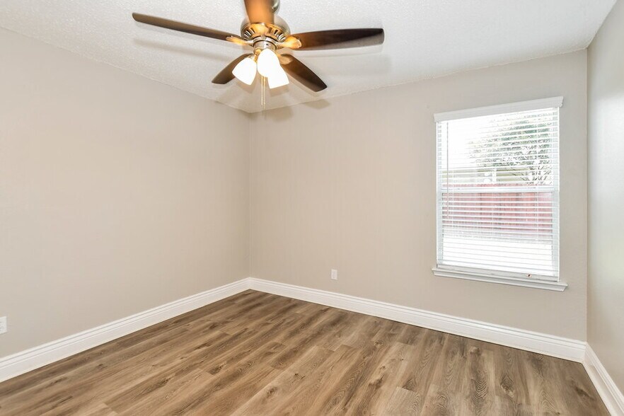 Building Photo - 2208 Sumac Dr