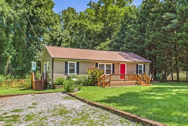 Building Photo - Charming Ranch Home with Bonus Studio & Ou...