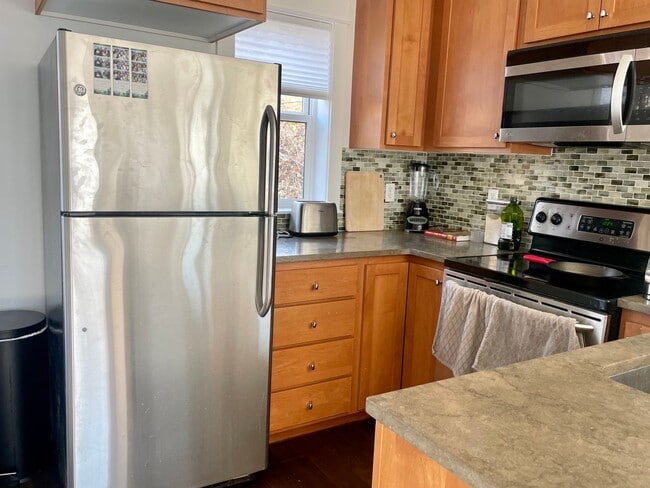 Building Photo - Welcome Home 2b/1ba Sun Drenched Townhome - West Seattle Fauntleroy Neighborhood