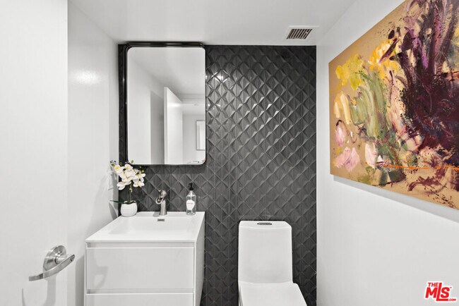 Building Photo - 13650 Marina Pointe Dr