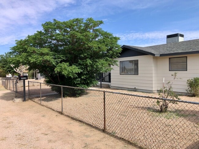 Building Photo - Cute 3 Bedroom Home on Large Fully Fenced Lot!