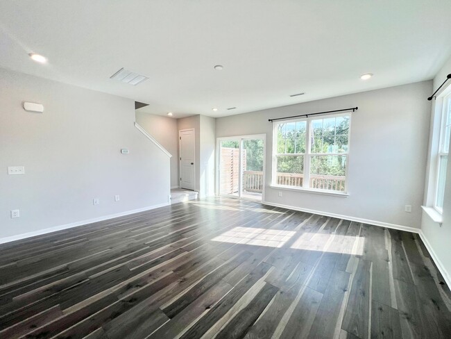 Building Photo - Newly Remodeled 4BD, 2.5BA Durham End Unit...