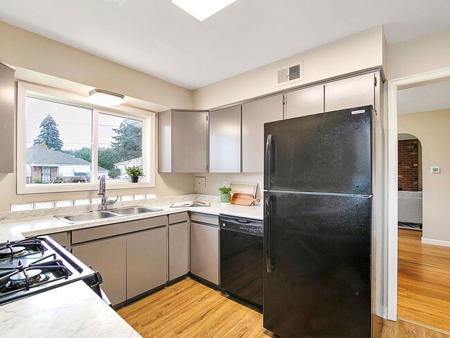 Building Photo - MID-CENTUTY MODERN 4 BEDROOM/2 BATH HOME-MUST SEE TO APPRECIATE!!