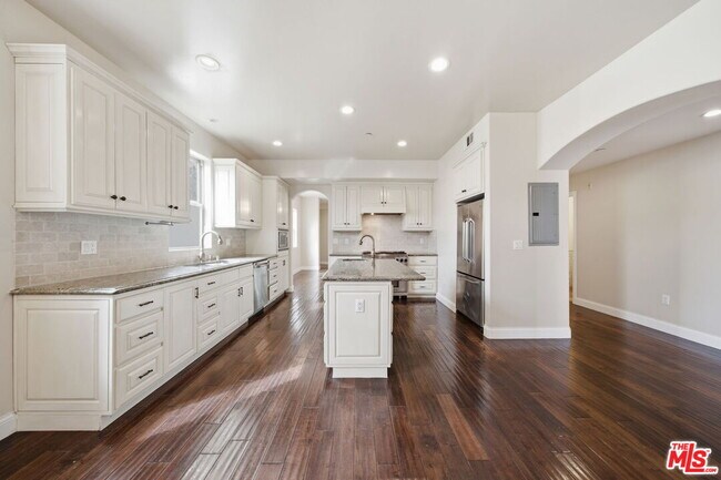 Building Photo - 320 S Swall Dr