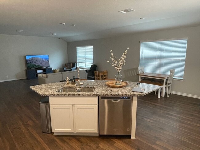 Building Photo - 129 Garden Emerald