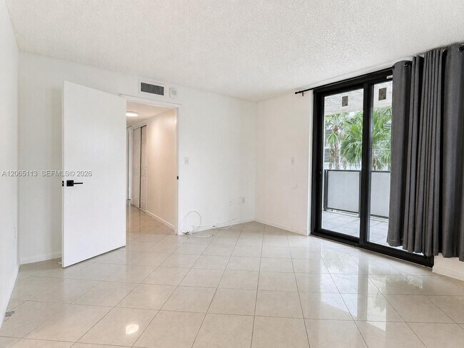 Building Photo - 1621 Collins Ave