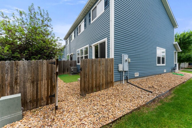 Building Photo - End-unit townhome in Cherry Creek School D...