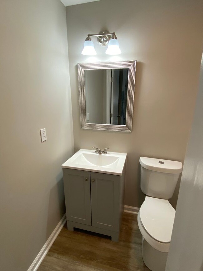 Building Photo - Updated 4 bed 2 bath minutes to Downtown C...