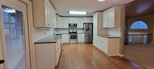 Building Photo - Recently Renovated!!Beautiful 4BR home.