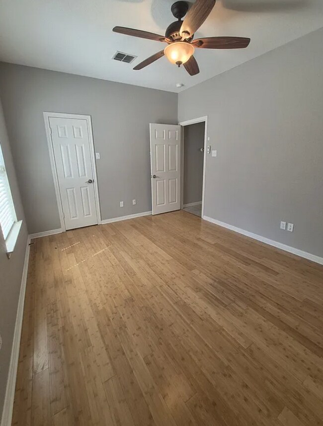 Building Photo - 3 bed 3 bath one block away from Baylor