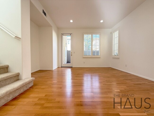 Building Photo - Desirable Oak Creek Community Detached Home with Two Car Garage