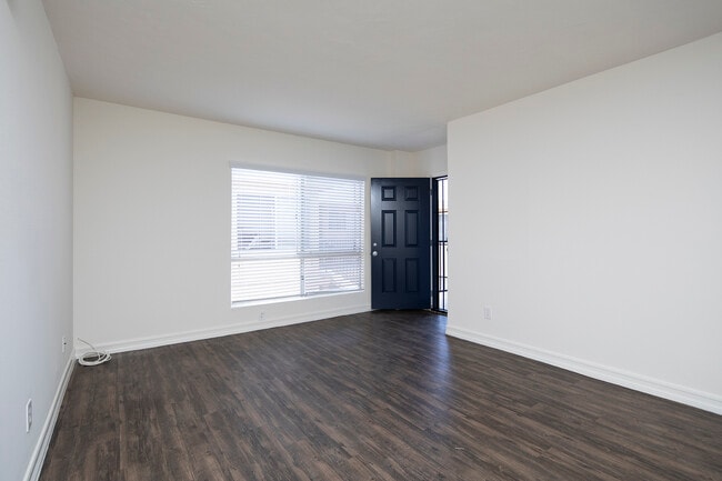 Building Photo - Pier View Apartments