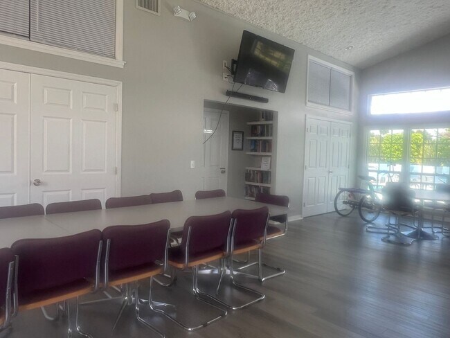 Building Photo - 566 Clubside Cir