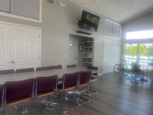 Building Photo - Fabulous Newly available Seasonal Rental i...