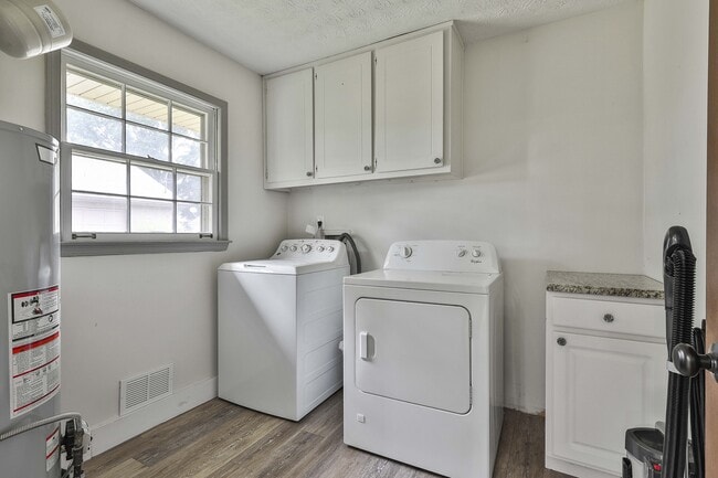 Building Photo - 5011 Pineview Terrace