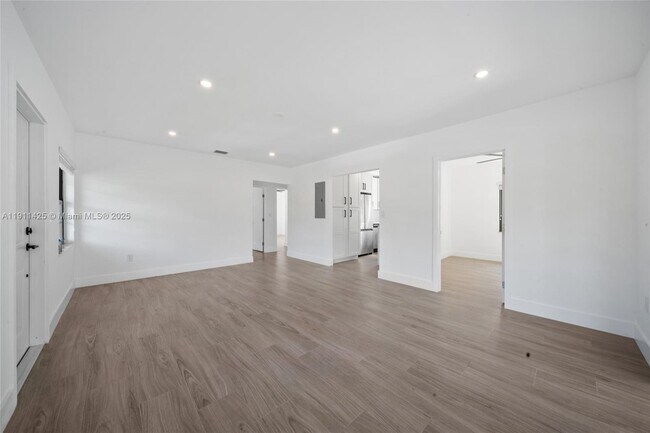 Building Photo - 4222 NE 1st Ave