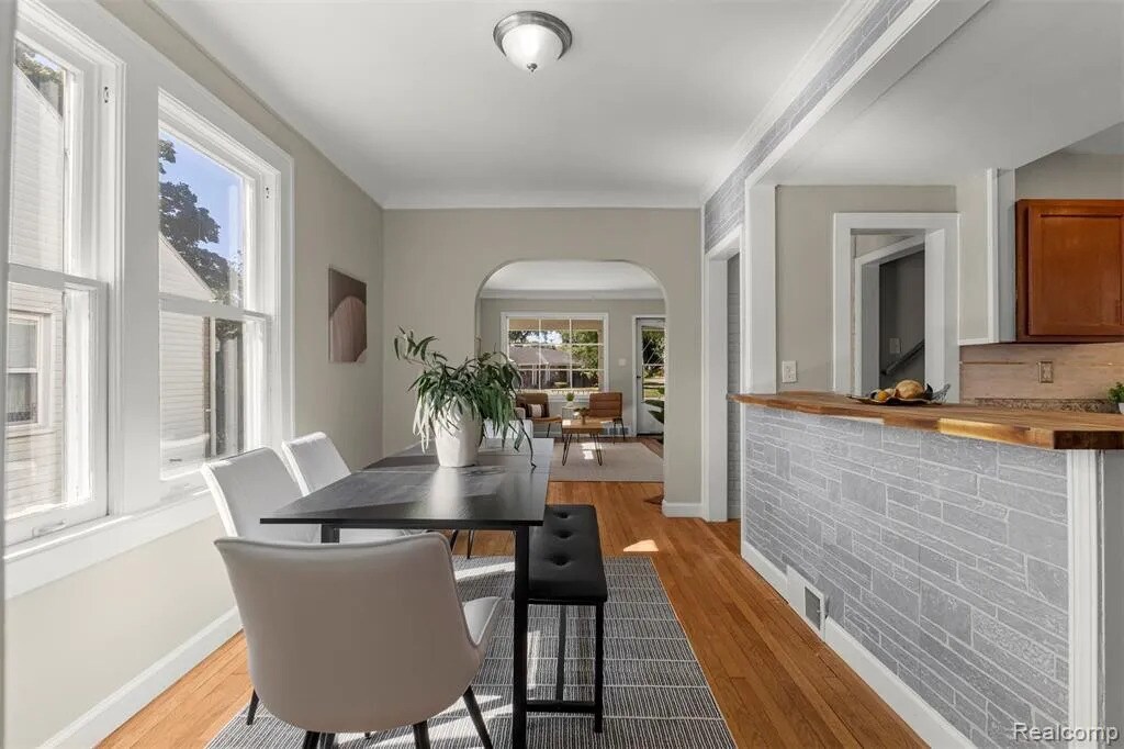 Building Photo - 3369 Pelham St