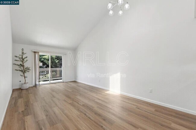 Building Photo - 3847 Vineyard Ave