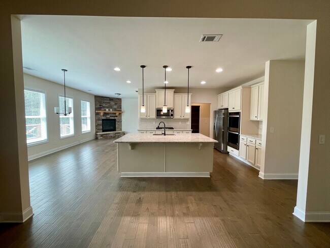 Building Photo - Gorgeous 5 bedroom 3.5 bath home in desira...