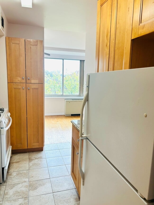 Building Photo - 1210 N Taft St