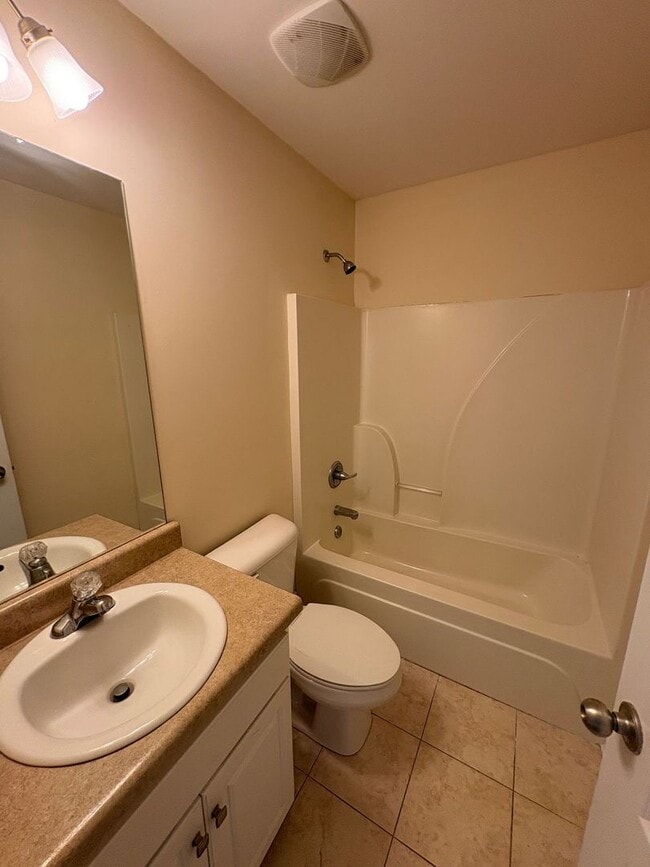 Building Photo - 5 bed, 4 bath townhome WALKING DISTANCE to Downtown & UGA campus!